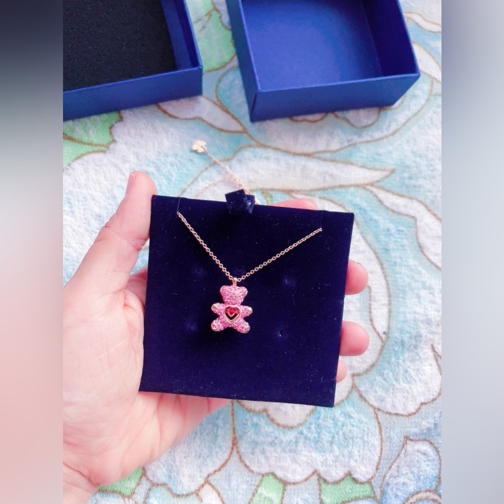 Swarovski Teddy pendant Bear, Pink, Rose gold-tone plated - Picture 4 of 11